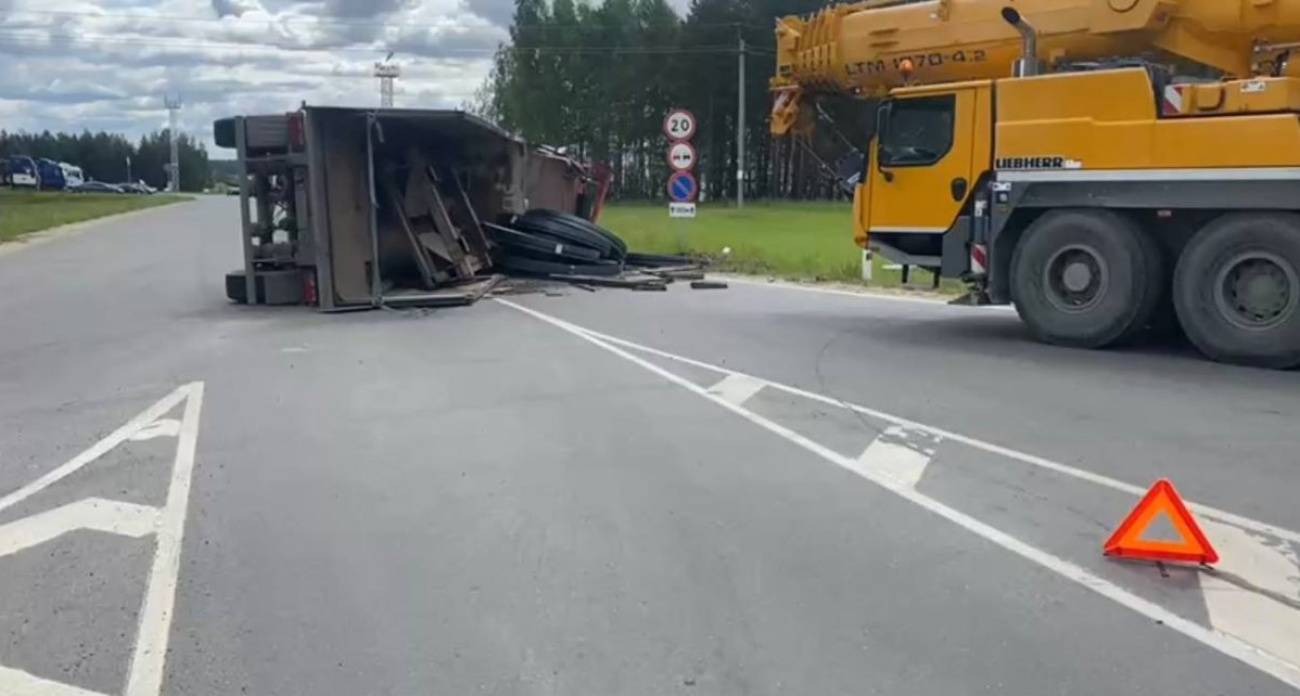 Грузовик с металлическими рулонами опрокинулся под Выксой