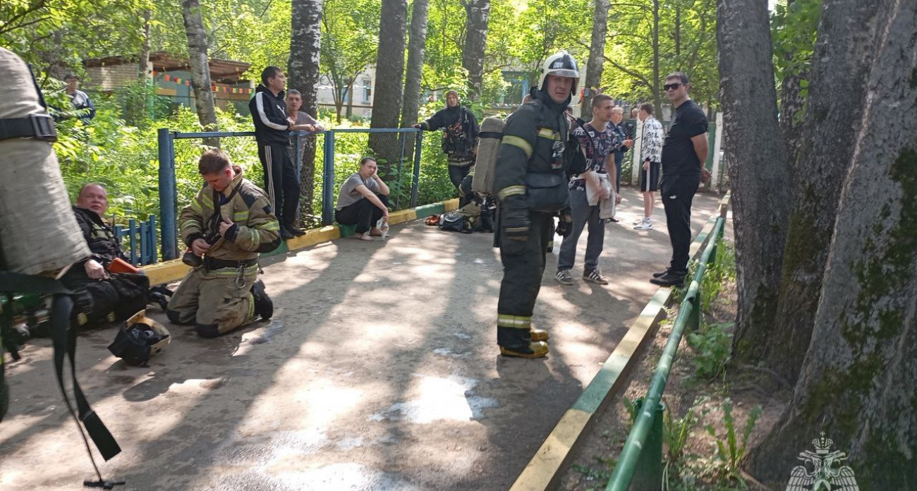 Пожарные эвакуировали 12 человек из горящей пятиэтажки в Нижнем Новгороде