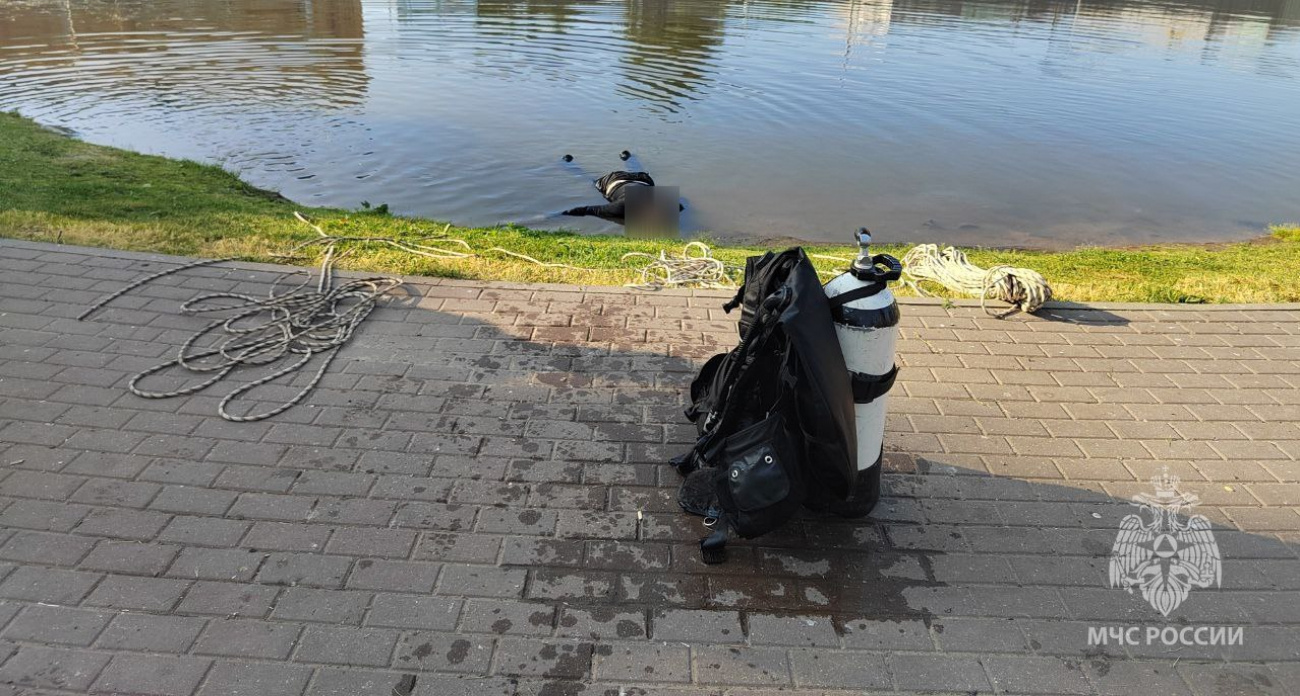 Водолазы извлекли тело 19-летнего парня из озера в городе Бор