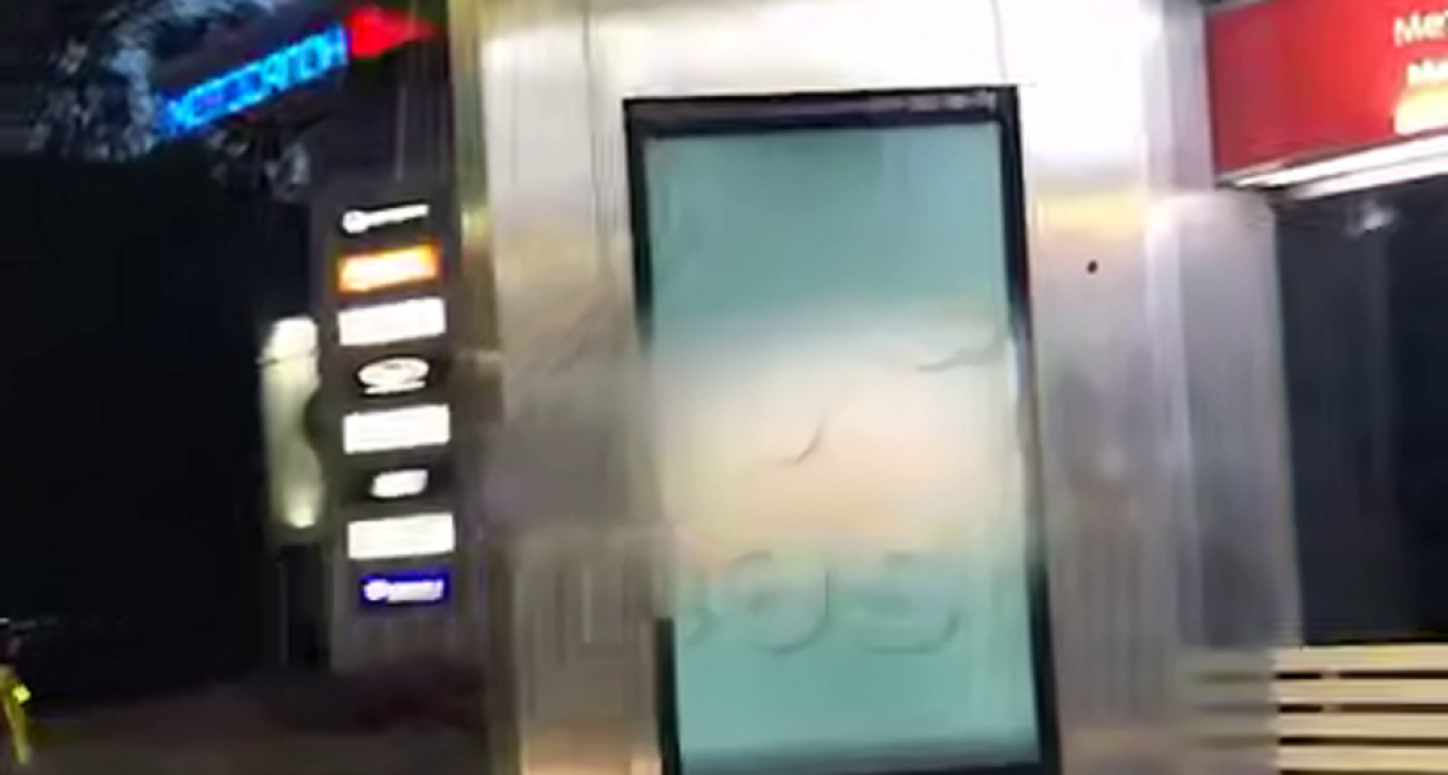 На остановке в Нижнем Новгороде транслировали материалы 18+