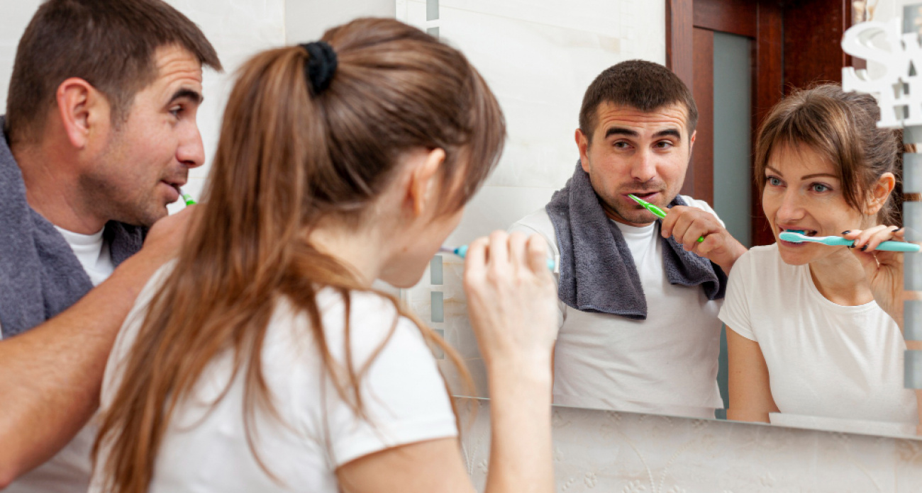 Врачи поставили точку в спорах:  когда правильно чистить зубы утром - до или после завтрака