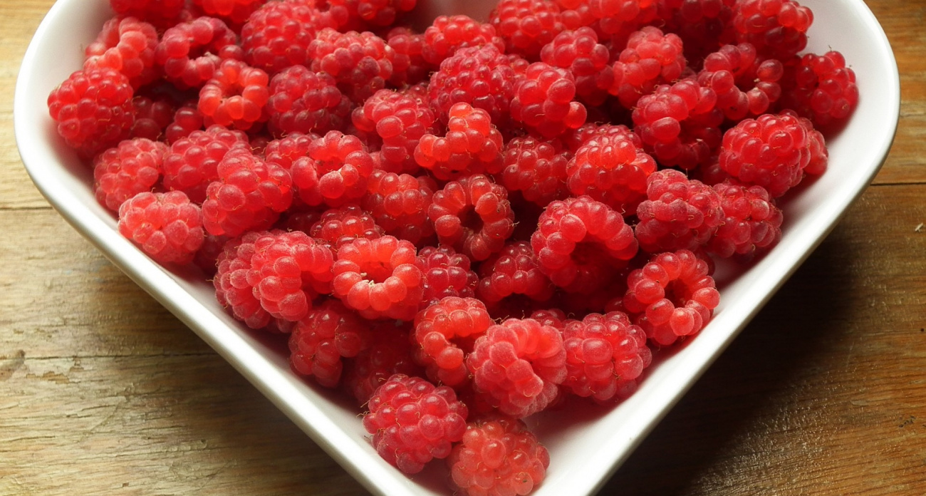 Червяки убегают в ужасе сразу: замачиваем малину только так - остается свежей и упругой