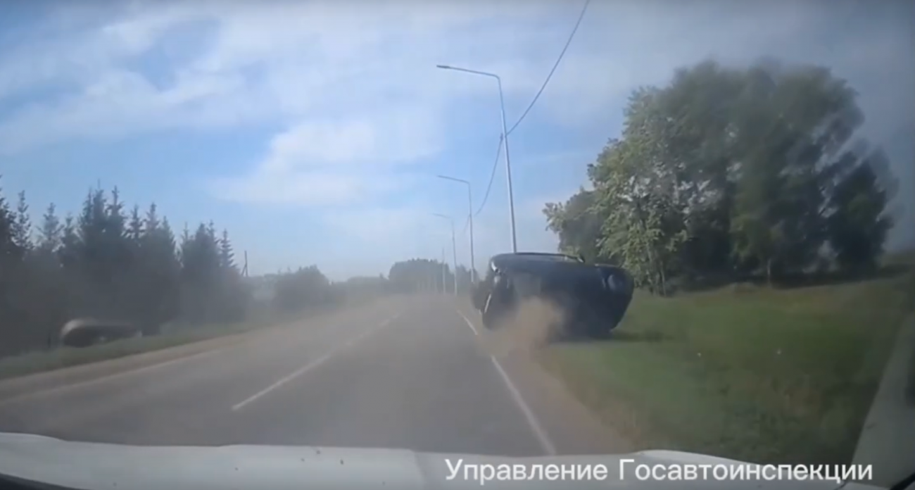 В Большом Болдино произошло смертельно ДТП с "Нивой" - машина перевернулась и улетела в кювет