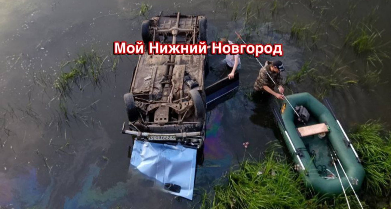 Легковушка после неудачного дрифта вылетела в Оку у Молитовского моста