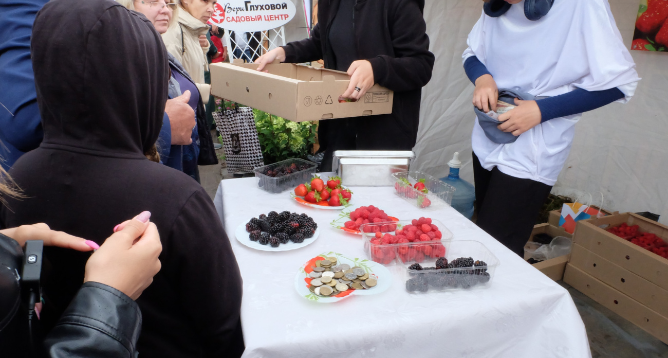 Эта ягода самая опасная, а мы до сих пор покупаем ее как деликатес и кормим детей