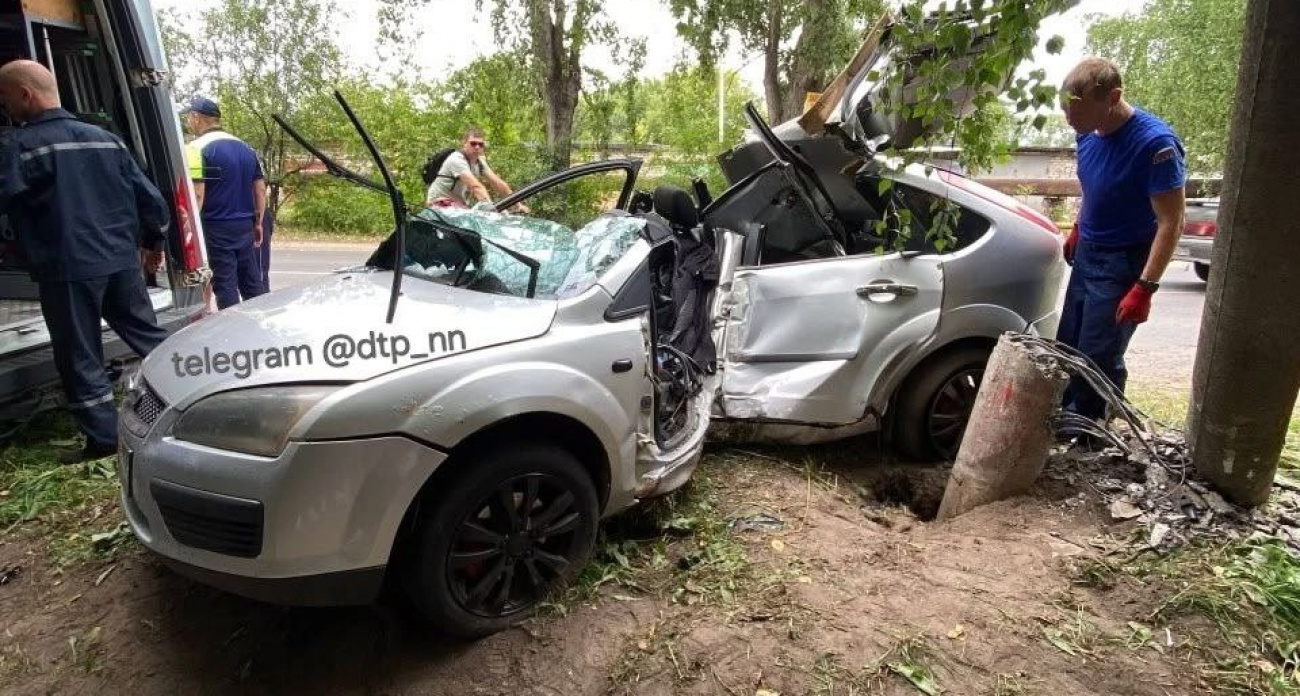 В Заволжье Ford на скорости снес дорожный столб: водитель в тяжелом состоянии