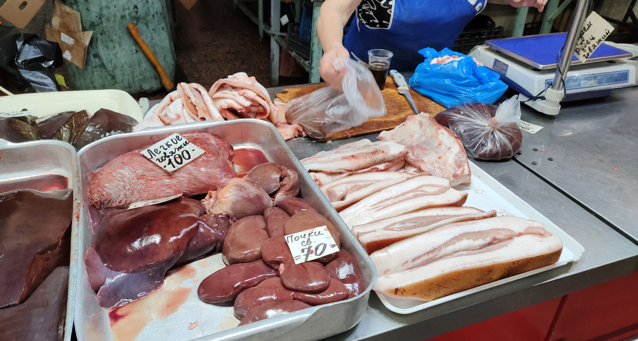 Просрочку и антибиотики нашли в мясе на полках магазинов в Нижегородской области