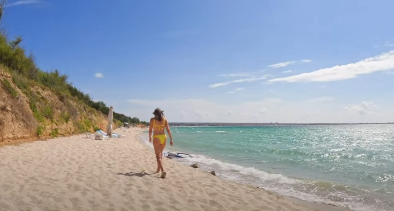 Мальдивы по-русски: белый песок и лазурное море на уединенном пляже Черного моря — новый хит лета-2025