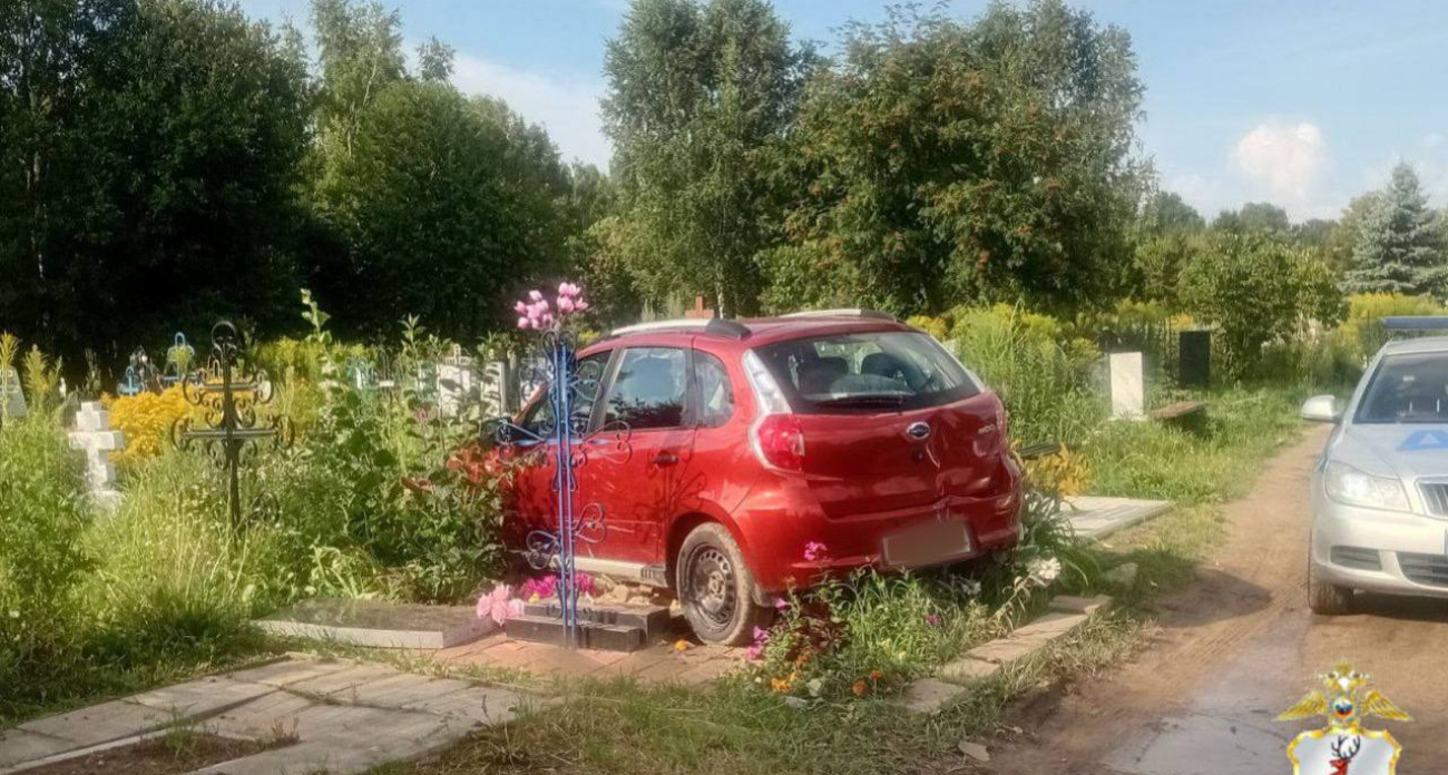 В селе Кудашиха 34-летняя жительница на машине протаранила могилы 