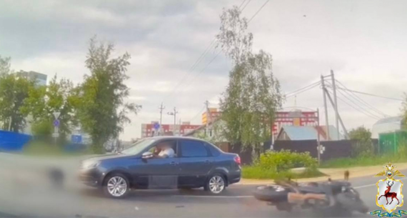 Водитель LADA совершил опасный поворот: под колеса попал мотоциклист