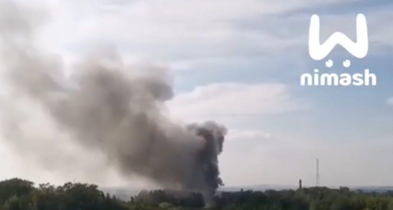 МЧС тушит крупный пожар в гараже в Кстово