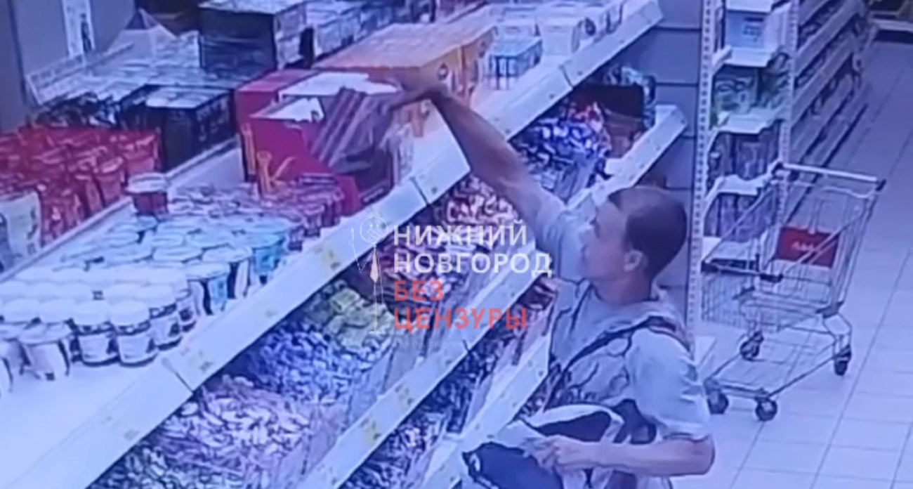 "Конфетный ниндзя" и любитель сыра брали с полок магазина любимые продукты в Дзержинске, но попали на камеры наблюдения 