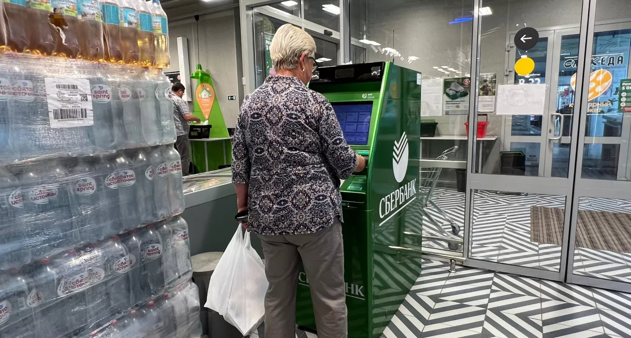 Фото к статье: Даже из-за 500 и 1000 рублей - карты стали блокировать за рутинные переводы: закон принят