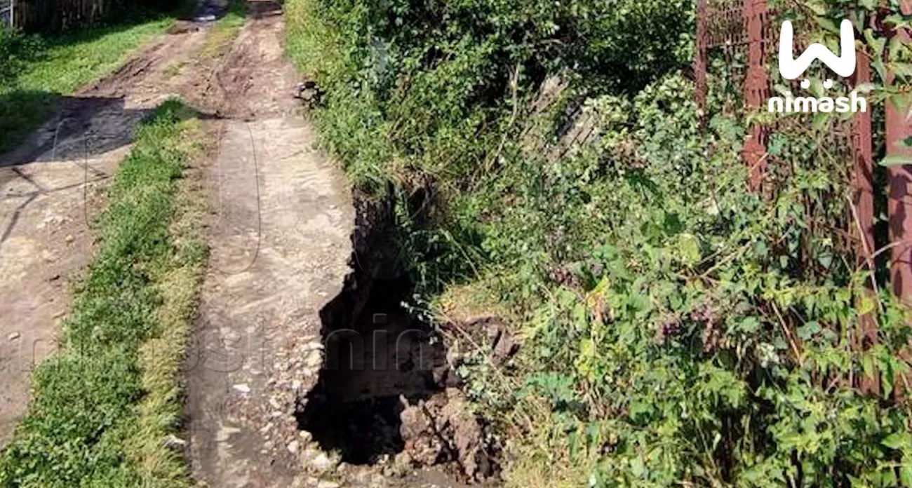 Фото к статье: В Арзамасе дом провалился в яму после ливня: повреждены здание, забор и электричество 