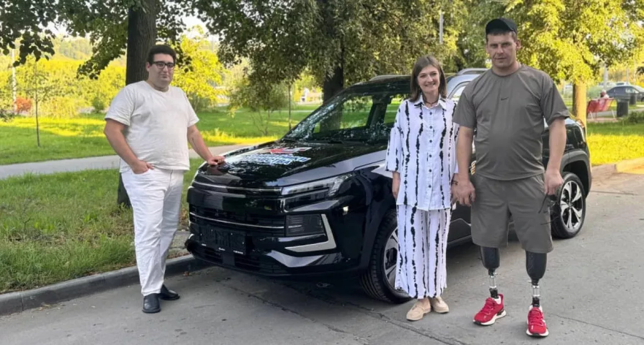 Фото к статье: Нижегородскому ветерану СВО, потерявшему в бою обе ноги, подарили специальную машину