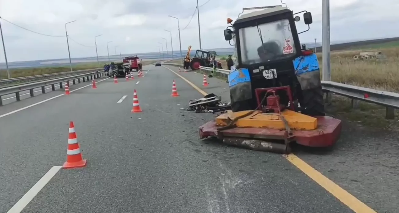 Фото к статье: Иномарка перевернулась после столкновения с КамАЗом и тракторами под Сергачом