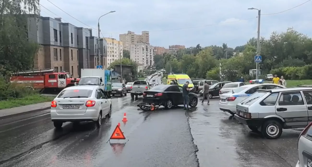 Фото к статье: В Нижнем Новгороде 17-летний подросток на питбайке столкнулся с "Ладой"