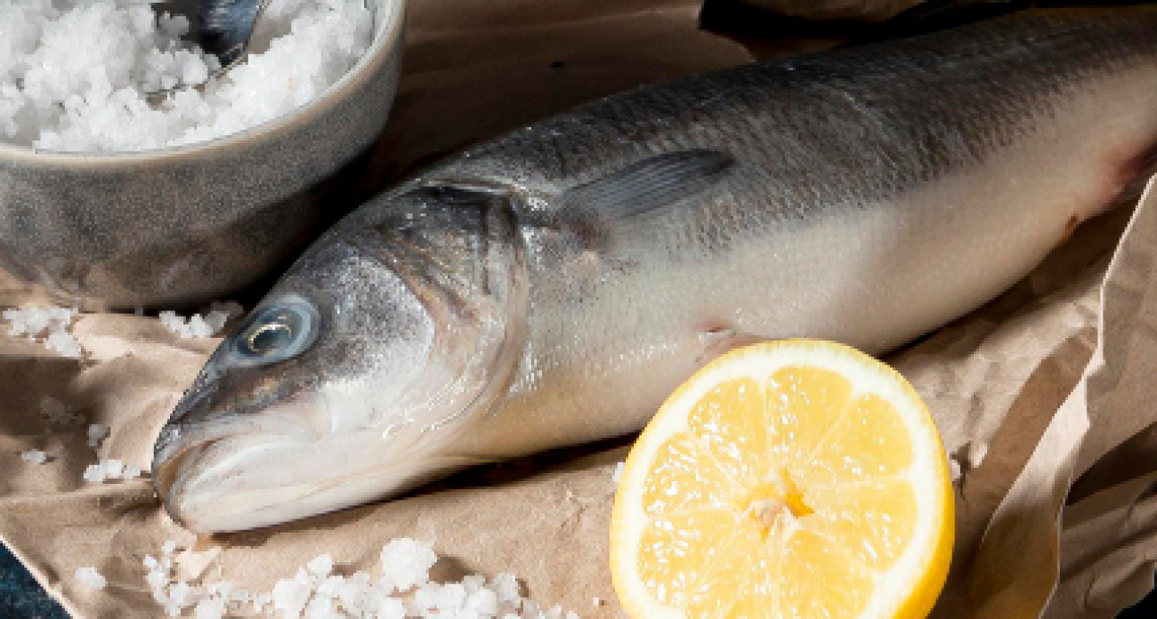 Солю скумбрию без хлопот: рецепт идеального "Сугудая", который привезла с Севера