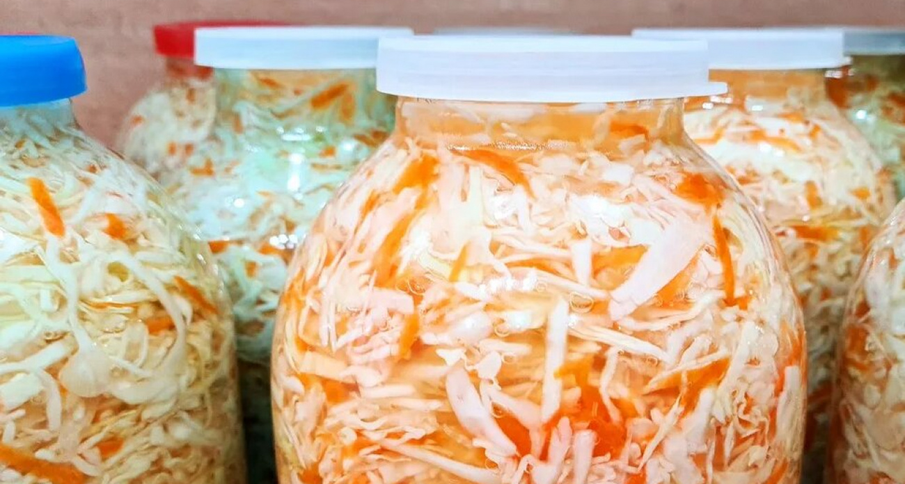 Делаю так снова - квашеная капуста хрустит и не темнеет до сентября следующего года: невестка поделилась рецептом