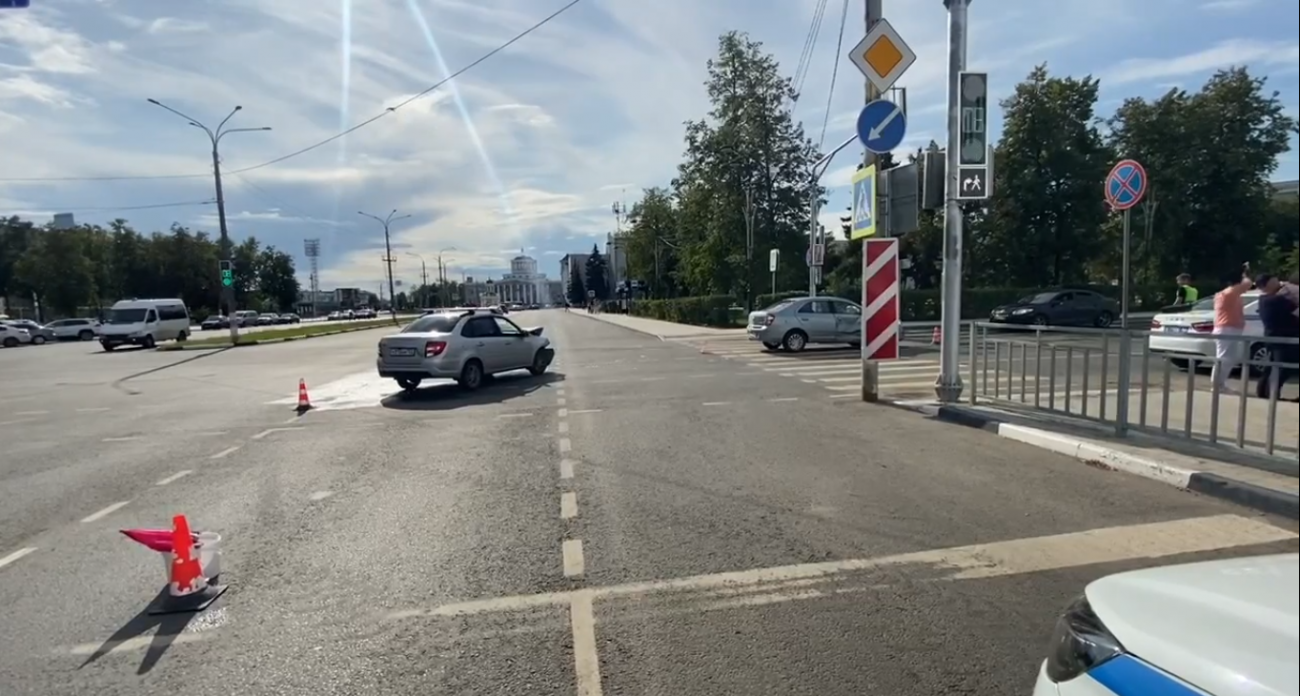 В Дзержинске водитель Lada проехал на красный и столкнулся с Chevrolet: пострадали двое детей