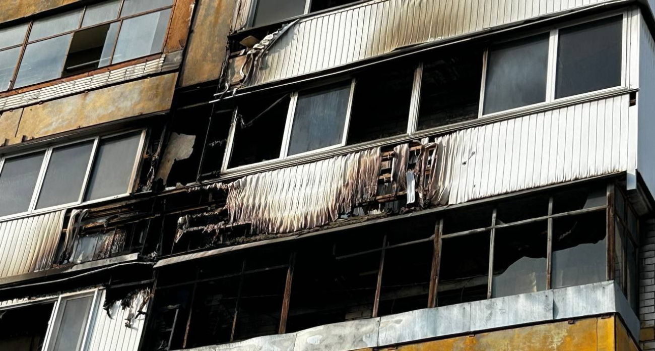 Огонь охватил 5 балконов в жилом доме в Дзержинске
