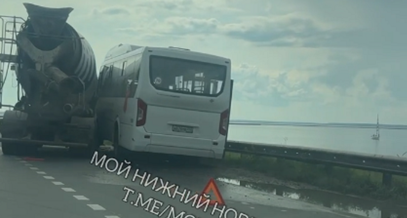 В Городецком районе рейсовый автобус попал под бетономешалку