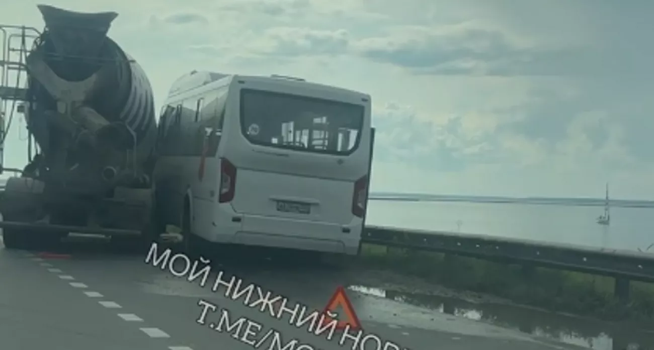 Фото к статье: В Городецком районе рейсовый автобус попал под бетономешалку