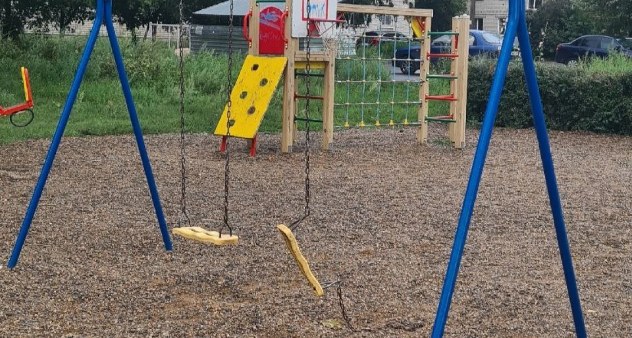 10-летняя девочка из Дзержинске получила сотрясение, когда каталась на качели и цепь оборвалась