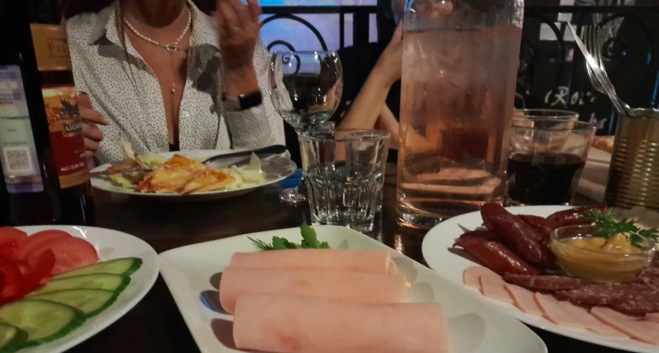 Контролируйте себя за столом: эта привычка с первой секунды показывает ваш низкий интеллект