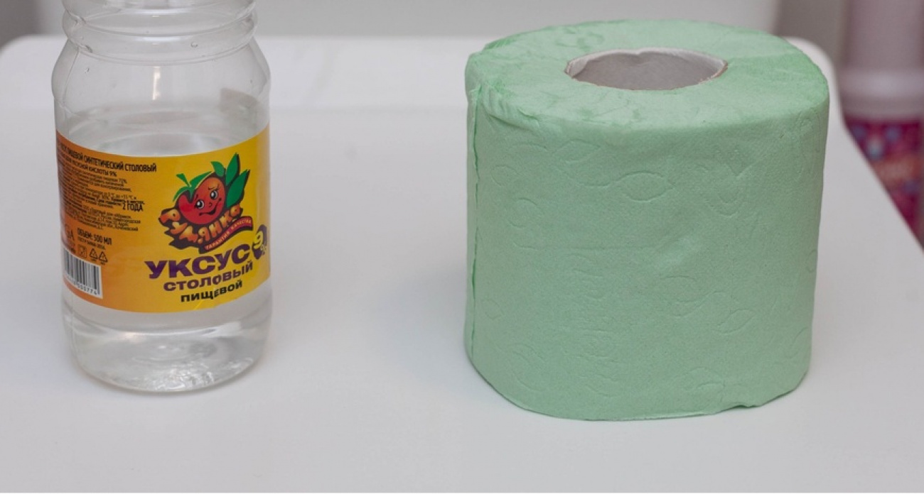 Заливаю уксус в рулон туалетной бумаги: вот зачем опытные хозяйки так делают