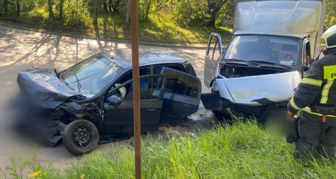 Машина загорелась при столкновении с двумя другими иномарками в Нижнем Новгороде