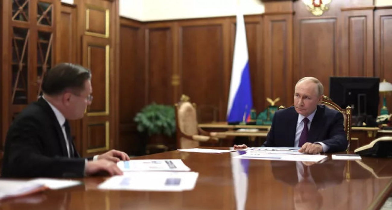 Путину подарили альбом, посвященный его поездкам в Саров
