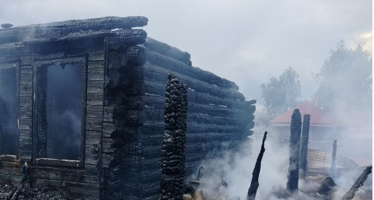 В Арзамасском районе загорелся дом, когда в нем были два человека