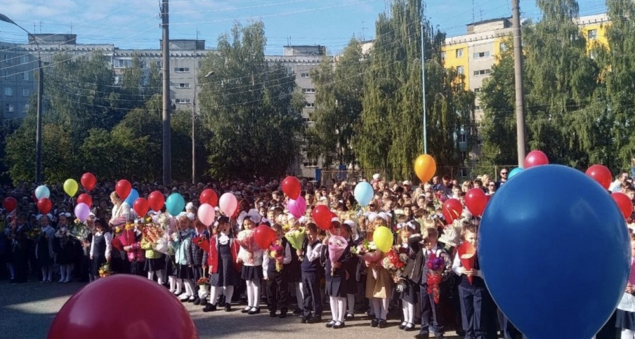 В Нижнем Новгороде на школьную линейку к детям не пропустили родителей и родственников