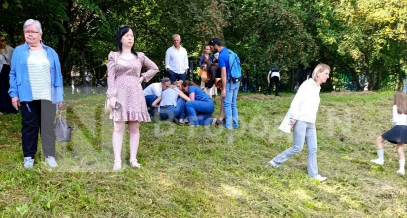 В нижегородской школе на линейке дети падали в обморок: скорую не вызвали, ворота закрыли