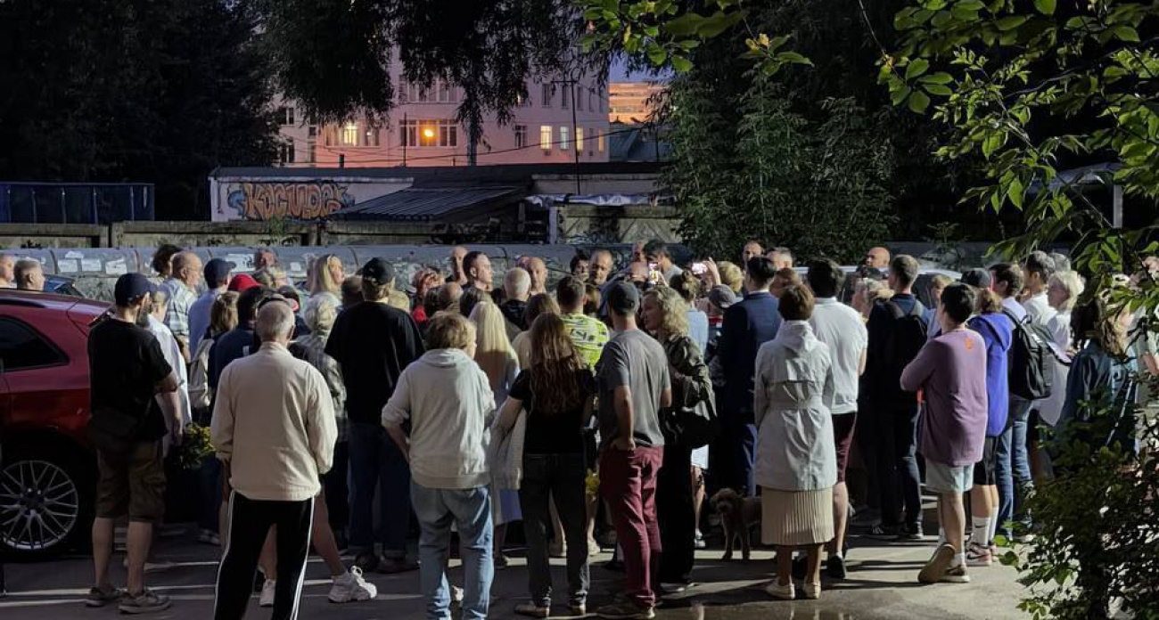 Жители улицы Володарского собрались на митинг из-за внезапного закрытия разрушенного стадиона в Нижнем Новгороде