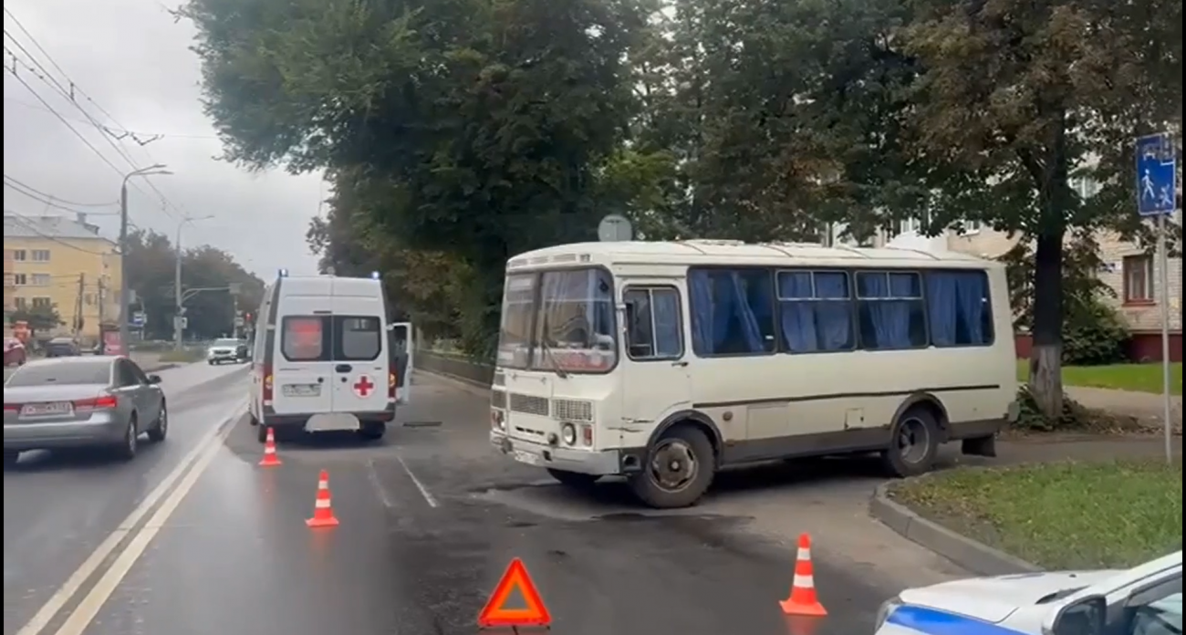 В Нижнем Новгороде на проспекте столкнулись скорая с детьми и ПАЗ