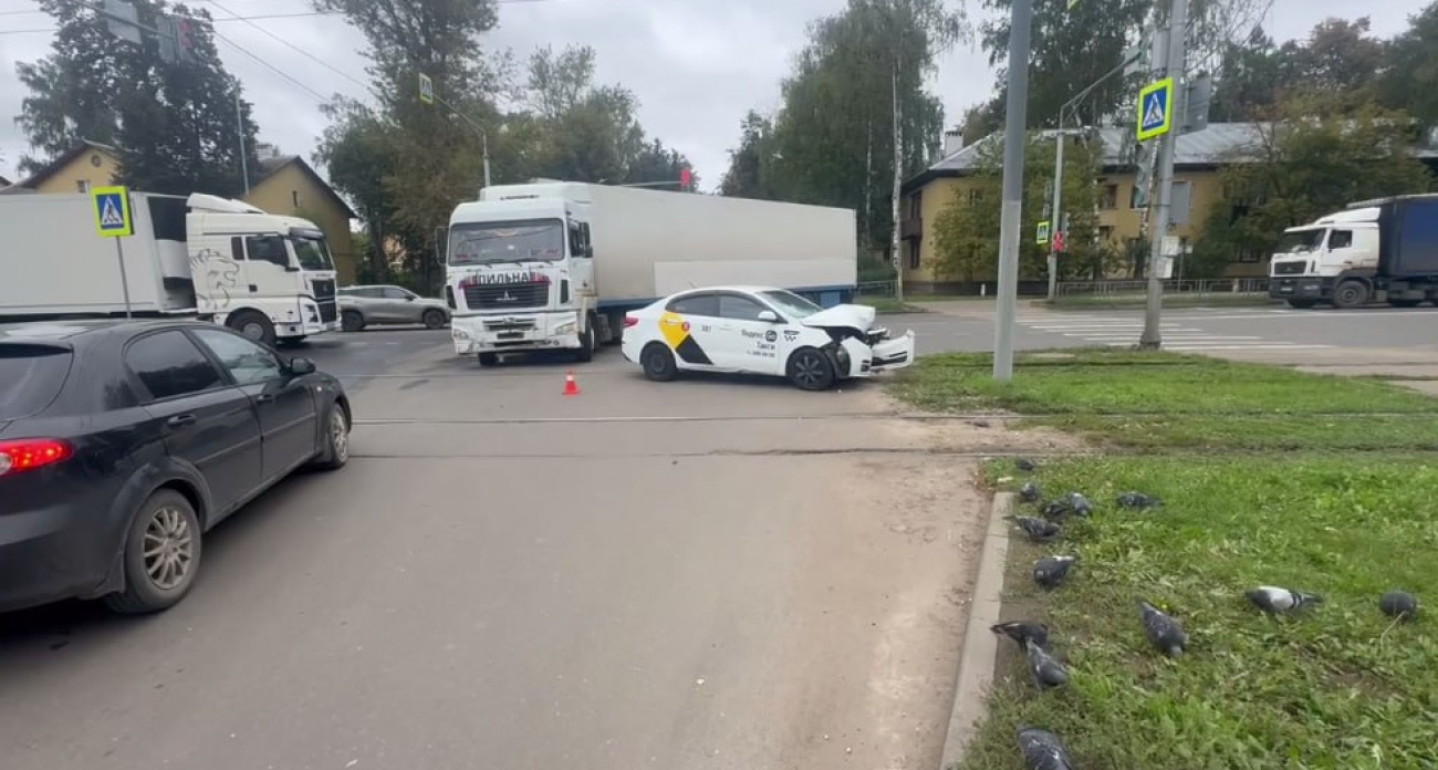 В Автозаводском районе фура "напала" на таксиста