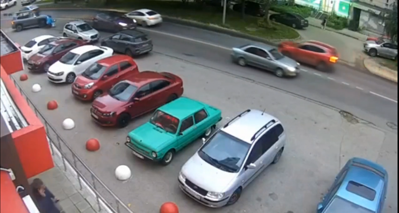 В Нижнем Новгороде внедорожник переехал курьера не электровелосипеде