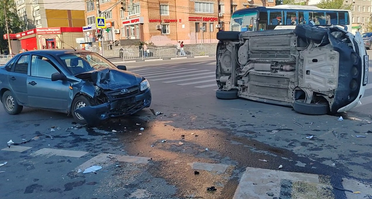 В Дзержинске перевернулось авто: пострадали трое детей