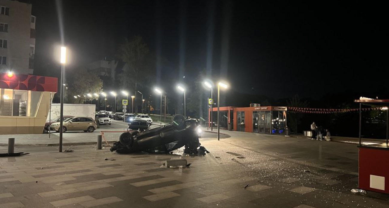 Двое подростков взяли машину и перевернулись на набережной в Нижнем Новгороде