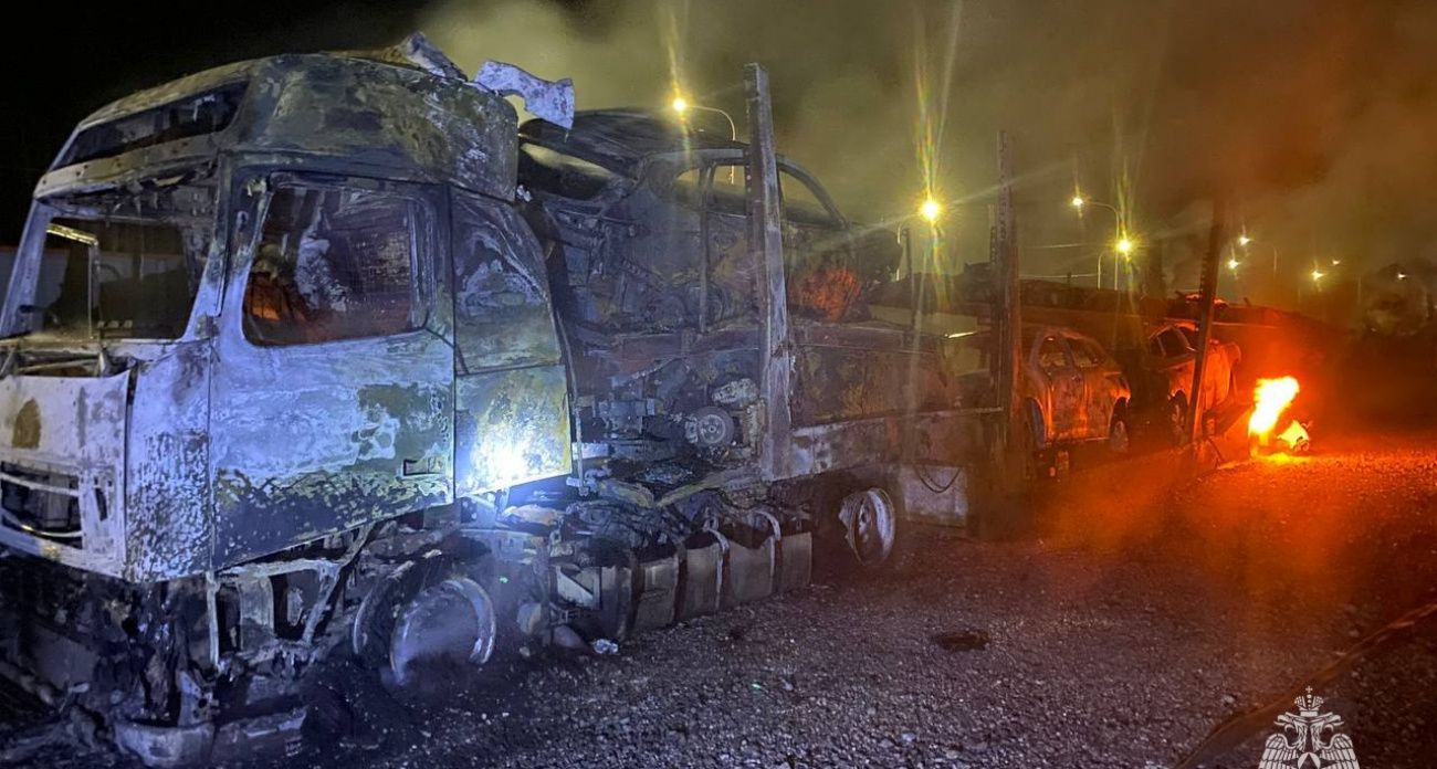 В Арзамасе поздно вечером загорелся автовоз с легковыми машинами на федеральной трассе 