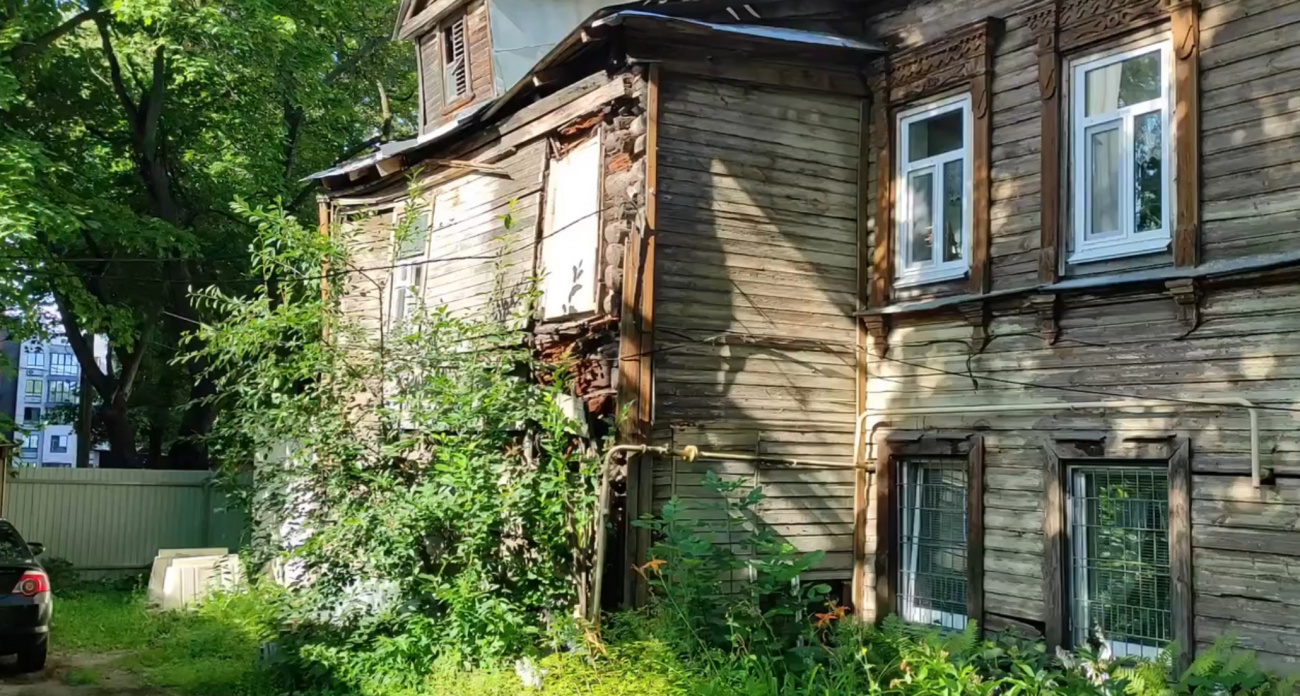 В Нижнем Новгороде жители живут в полуразрушенной усадьбе без отопления, а их дом все никак не признают аварийным 