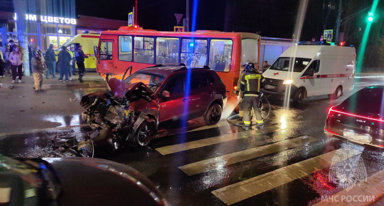 В Нижнем Новгороде столкнулись автобус и иномарка из-за упрямых водителей