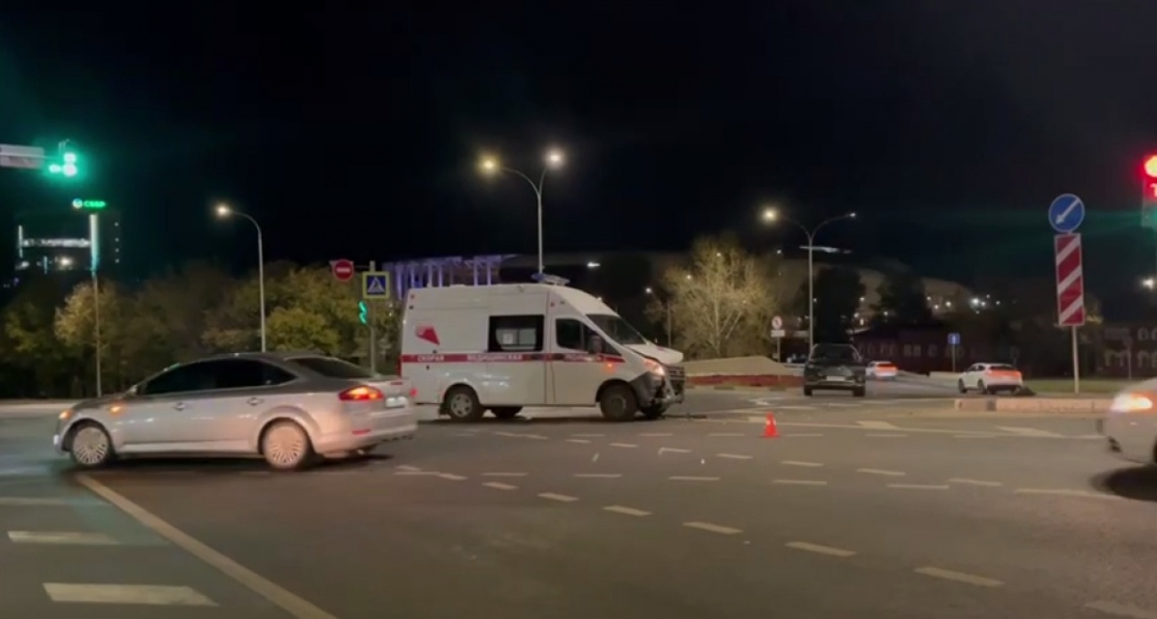 Скорая и легковушка столкнулись поздно ночью на Стрелке