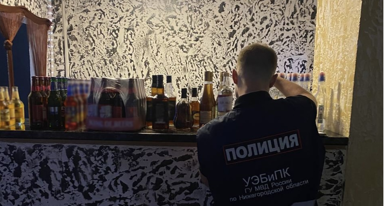 В городе Бор обнаружили винное подполье: полицейские забрали более 100 литров незаконной жидкости из магазина