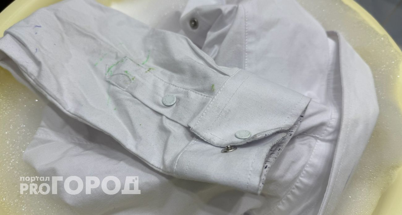 Маленькая хитрость хозяек для возвращения белизны вещам: это средство точно есть в вашем доме