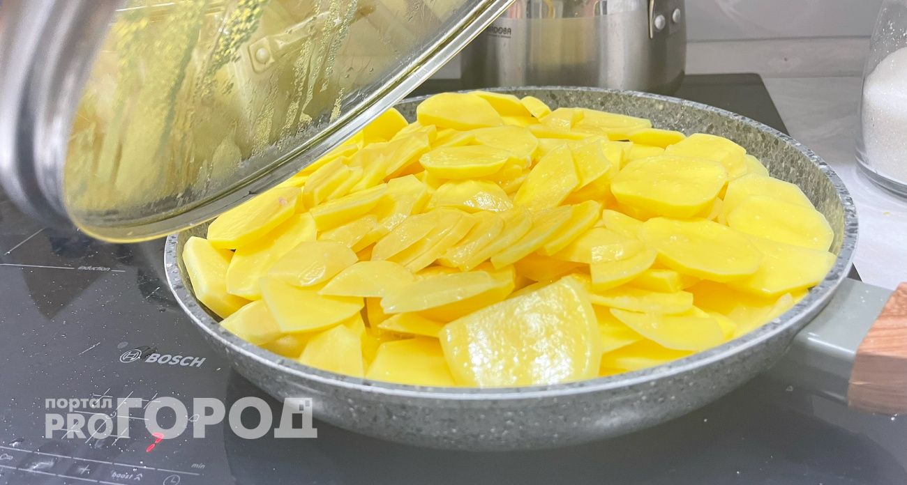 Перед жаркой ошпариваю картошку кипятком. Хитрость про которую знают только профи.