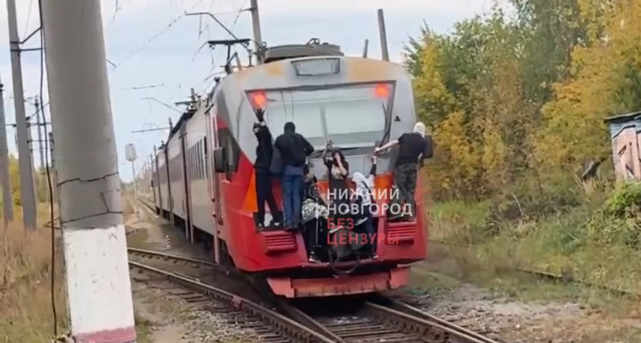 Подростки устроили тренд "катания на поездах" в Нижнем Новгороде и чуть не поплатились за это