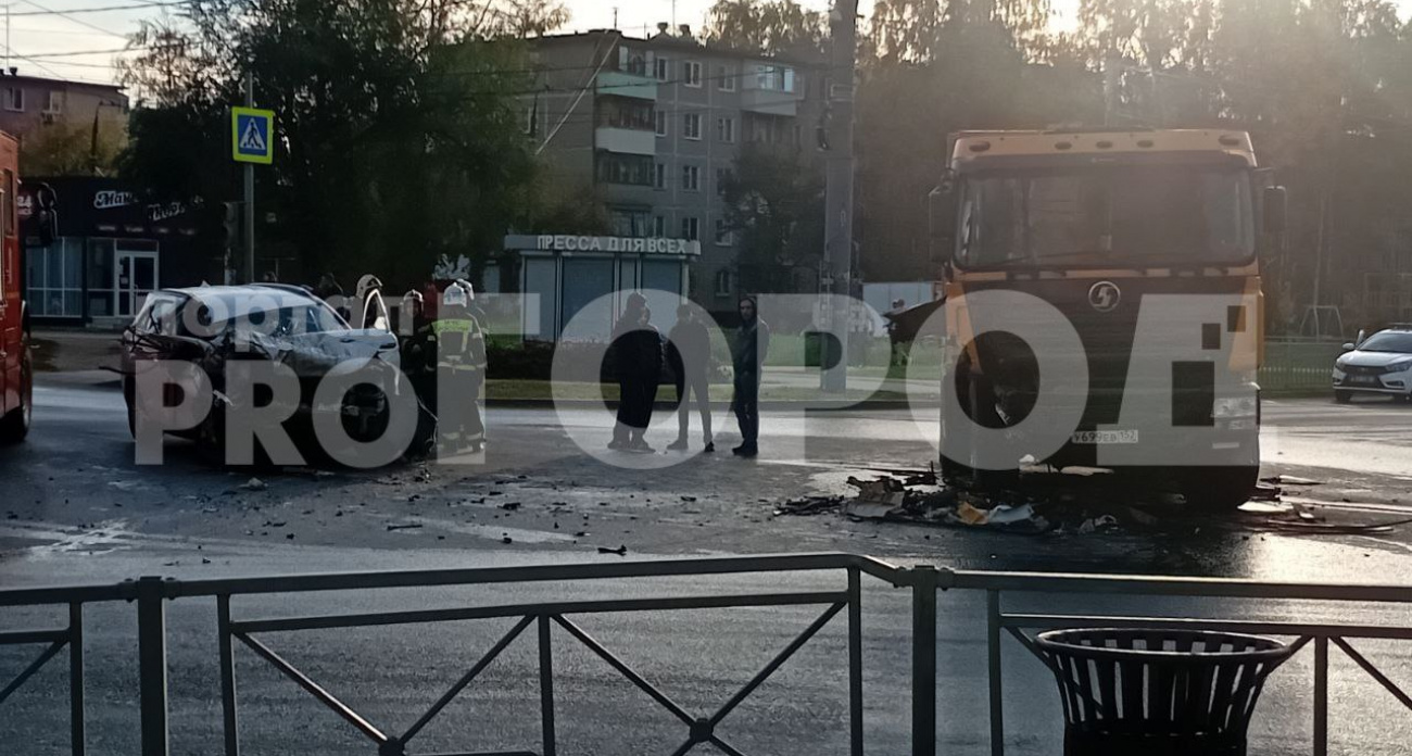 В Автозаводском районе рано утром на пустой дороге столкнулись легковушка и грузовик